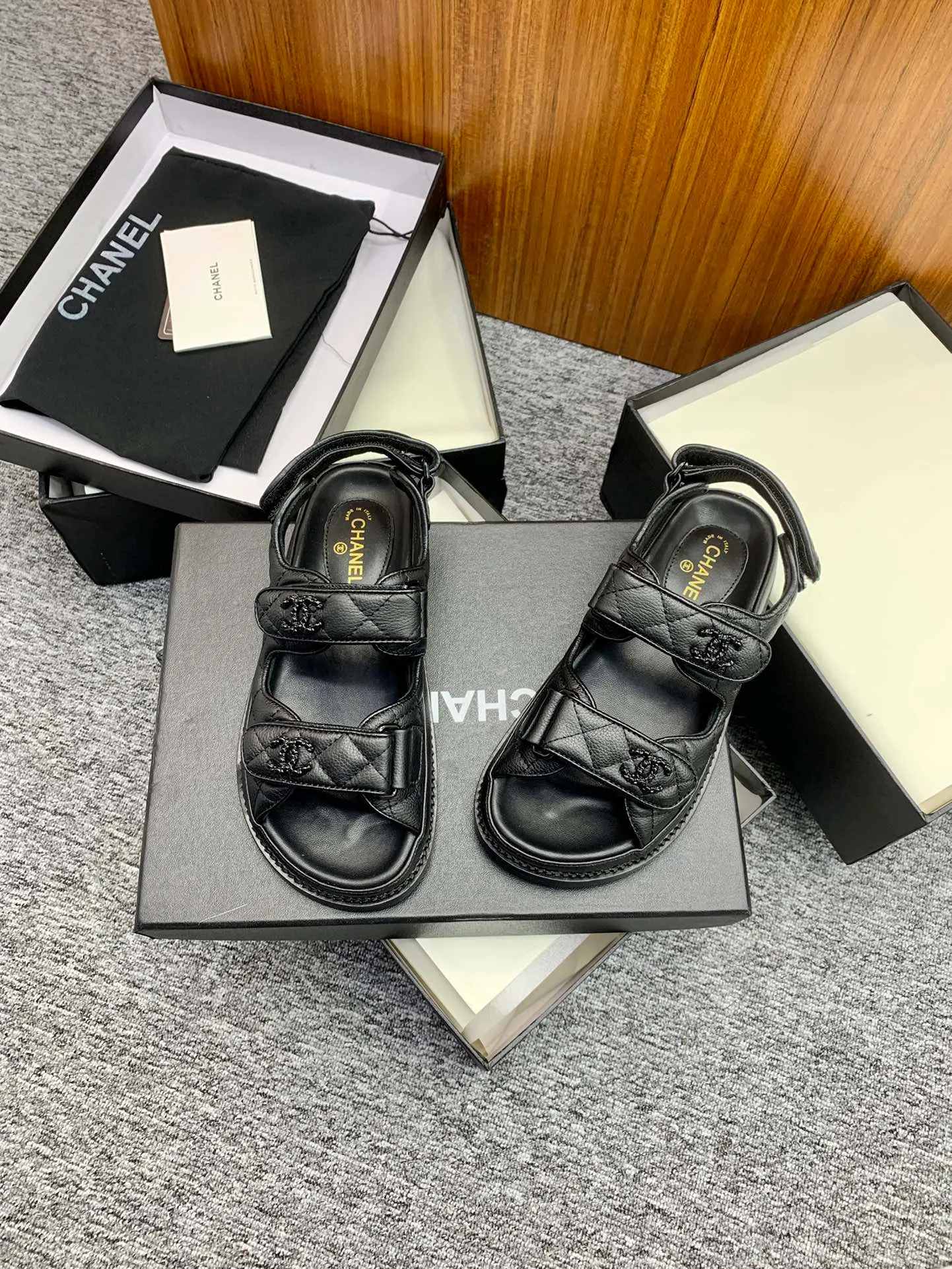 👟👟Ex-factory price 480👟👟 👑Crown👑Top purchasing version✈️ CHANEL Xiaoxiang 2022 spring and summer latest season double C Velcro casual sandals! Summer beach sandals 🏖️! A sandal that is super comfortable on your feet! A must-have classic! ✊Adhere to the original 1:1 mold customization! Feel free to compare! Give you a genuine foot feel! The first choice for high-end customers to purchase ❤️ [Material] 👑 Fabric: Original customized pebbled cowhide/satin buckle 👑 Lining: Original imported water-dyed sheepskin 👑 Outsole: Original open-molded genuine leather outsole [Number of yards] 35-41 (⚠️34/41 needs to be customized, non-refundable and non-exchangeable) [Packaging] 🎁Configured with original packaging